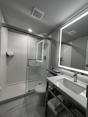 Amenidades de baño gratuitas, secadora de cabello, toallas, jabón 