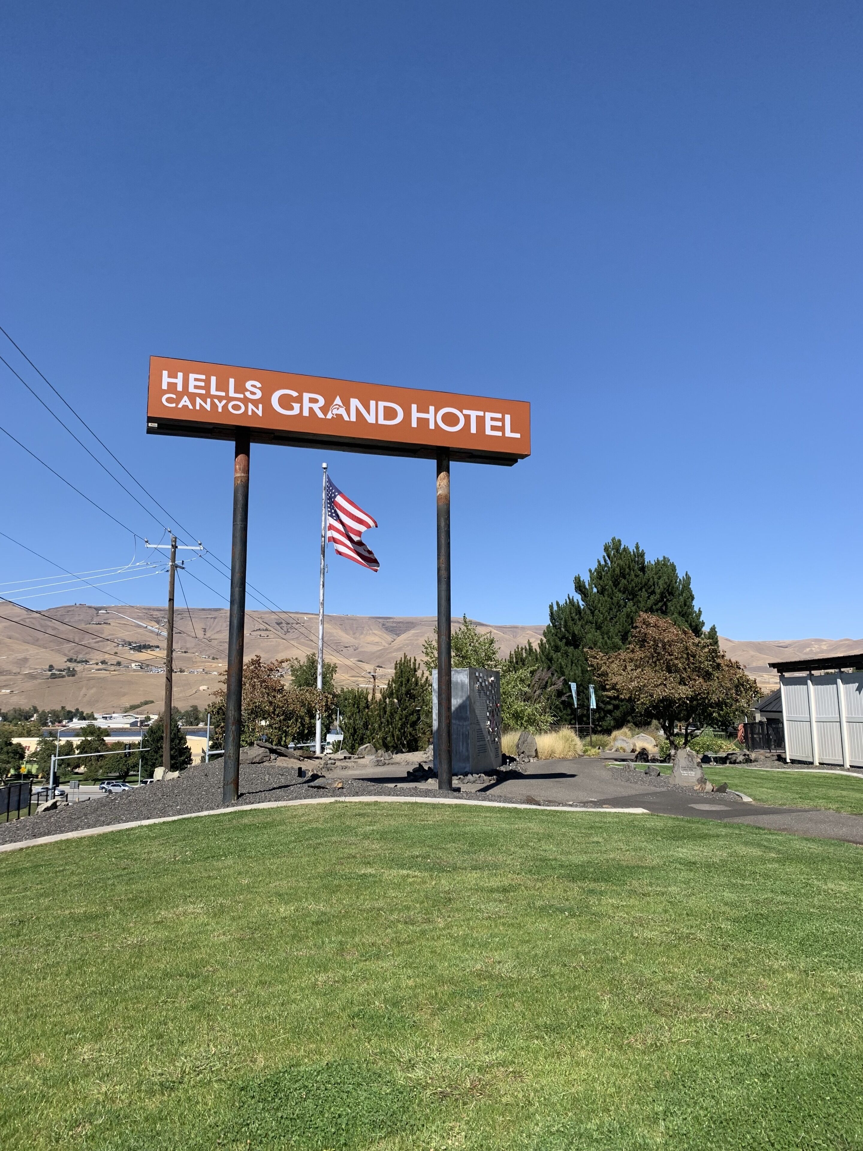 Segnaletica per l'Hells Canyon Grand Hotel con vista panoramica sul paesaggio circostante.