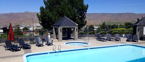 실내 수영장, 야외 수영장, 08:00 ~ 22:00 오픈, 수영장 파라솔, 일광욕 의자