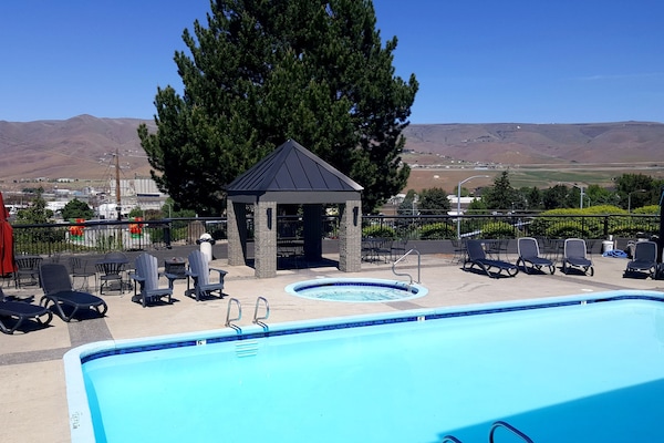 Piscina coberta, piscina a l'aire lliure, para-sols i gandules