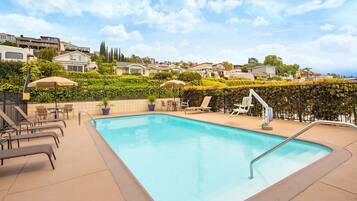 Piscina a l'aire lliure i gandules