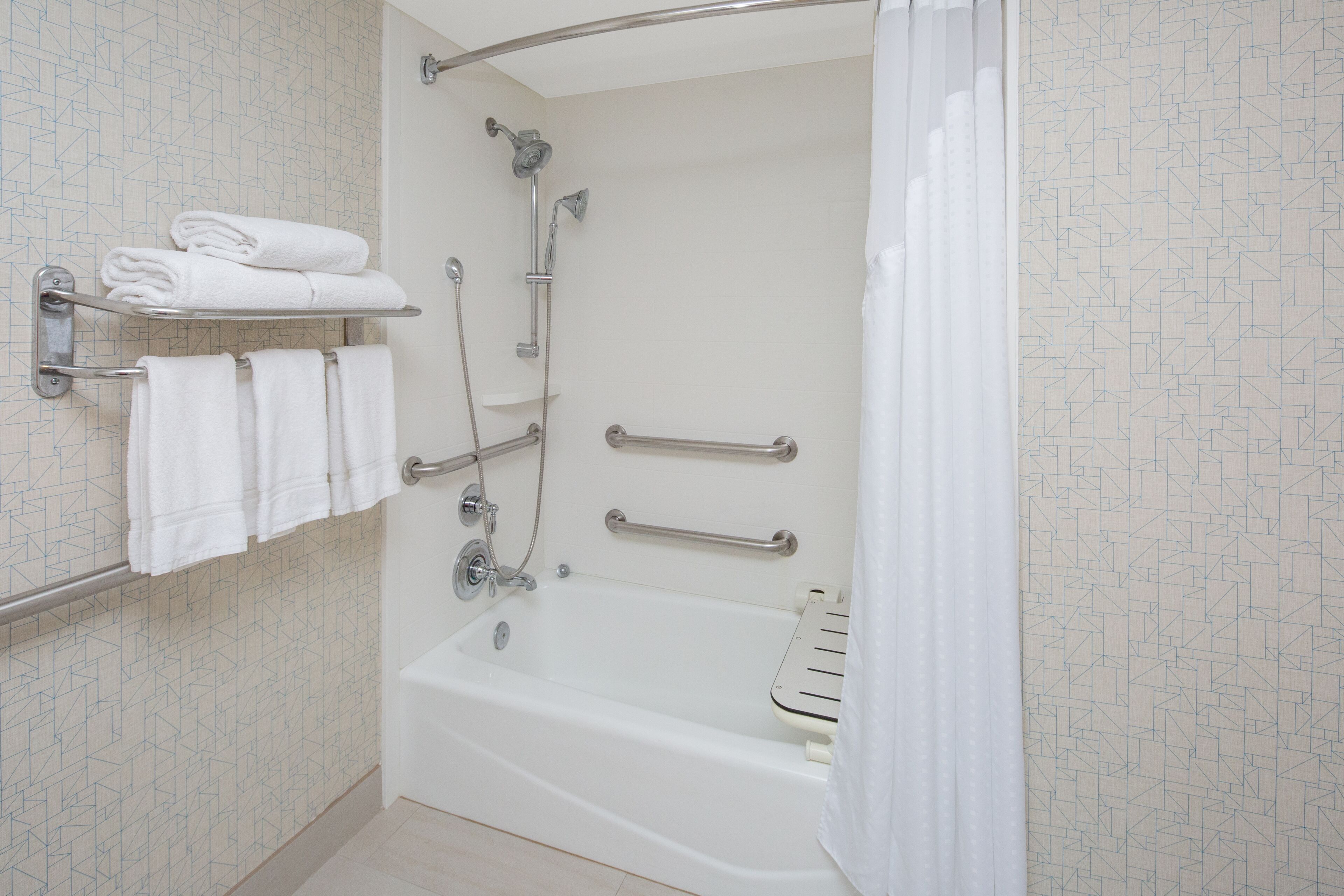 standard room, 1 queen bed, accessible bathtub (tub) | bathroom | combined shower/bathtub, eco-friendly toiletries, hair dryer, towels