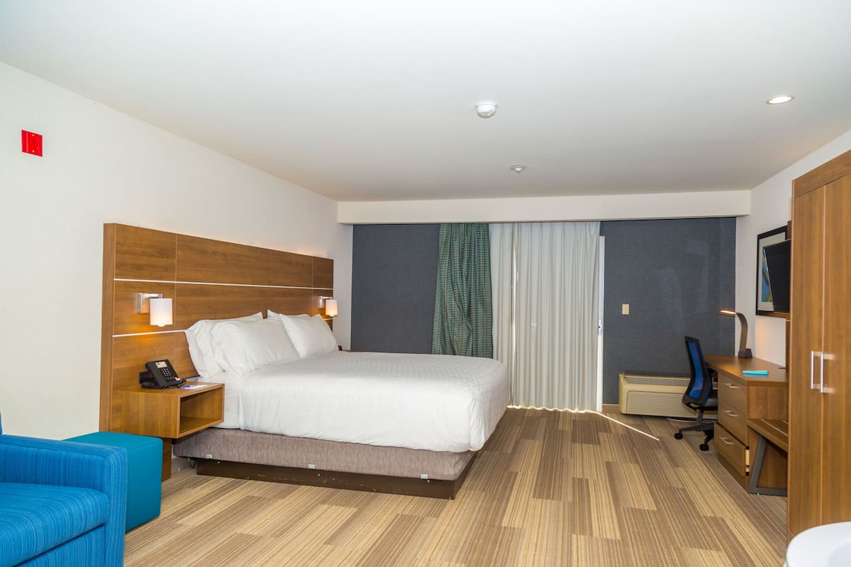 Suite, 1 King-Bett | Zimmersafe, Schreibtisch, Verdunkelungsvorhänge, Bügeleisen/Bügelbrett