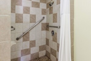 Rainfall showerhead, free toiletries, hair dryer, towels - Days Inn by Wyndham Kent - Akron (Kent)