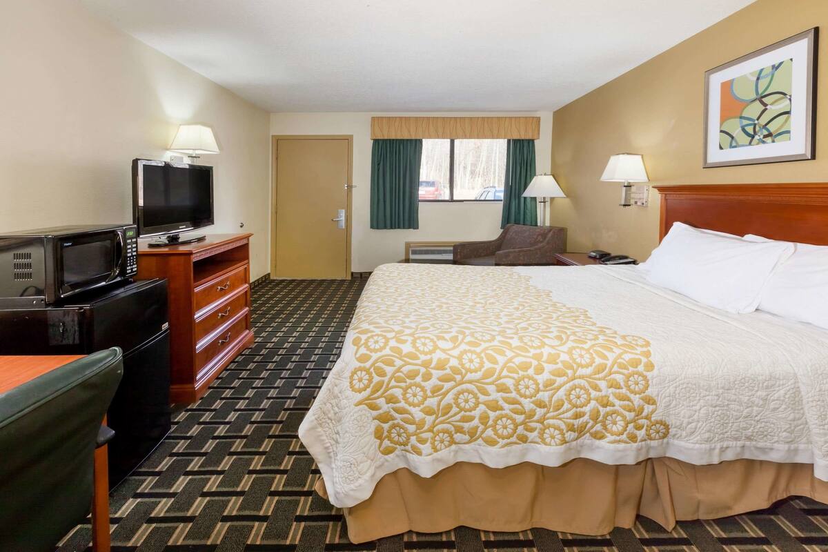 Room, 1 Queen Bed, Non Smoking | In-room safe, desk, laptop workspace, soundproofing