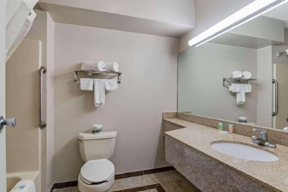 Salle de bain | Ensemble douche/baignoire, articles de toilette gratuits, sĂšche-cheveux