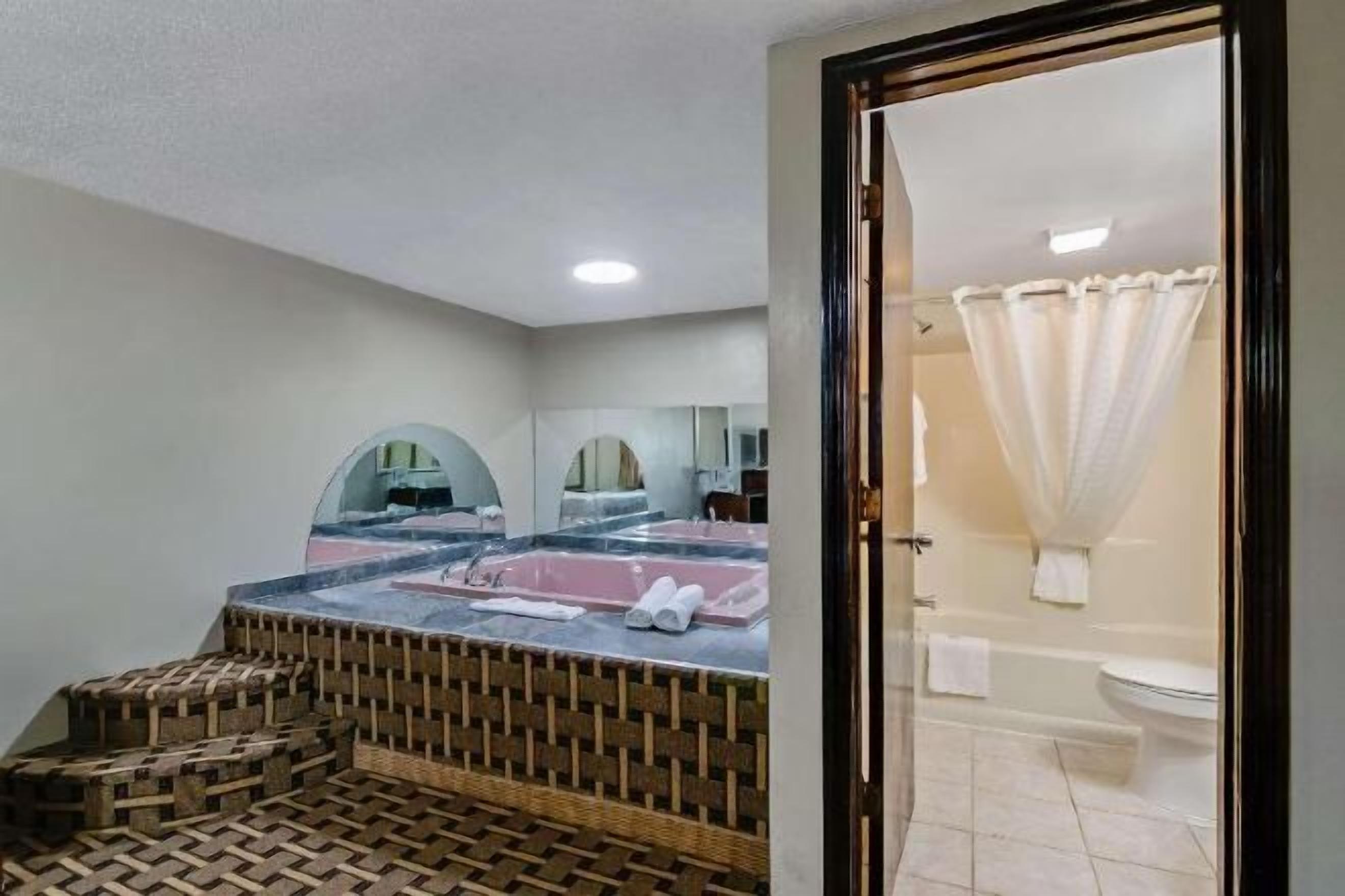 Bathroom | Combined shower/tub, free toiletries, hair dryer, bidet