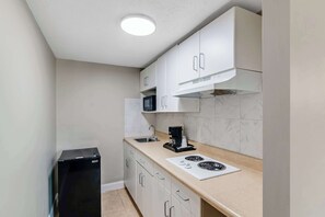 Suite, 1 King Bed, Kitchenette | Private kitchenette