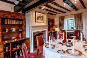 Café da manhã, almoço e jantar; culinária britânica 