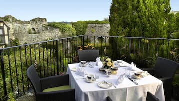 Breakfast, lunch, dinner served; British cuisine 