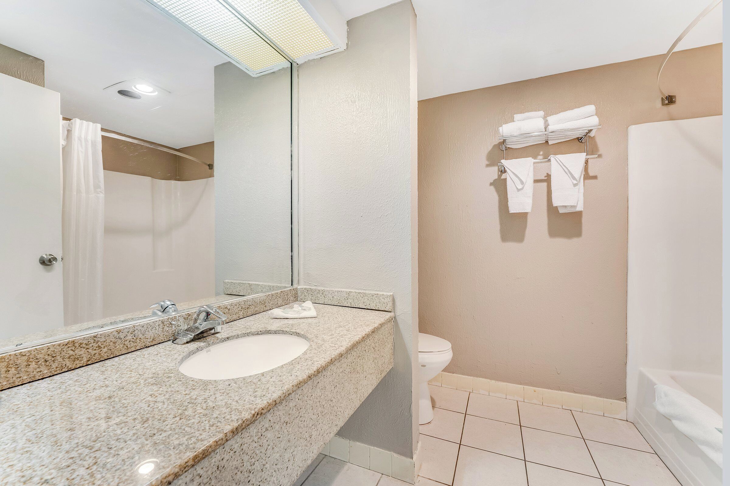 Foto - Red Carpet Inn & Suites