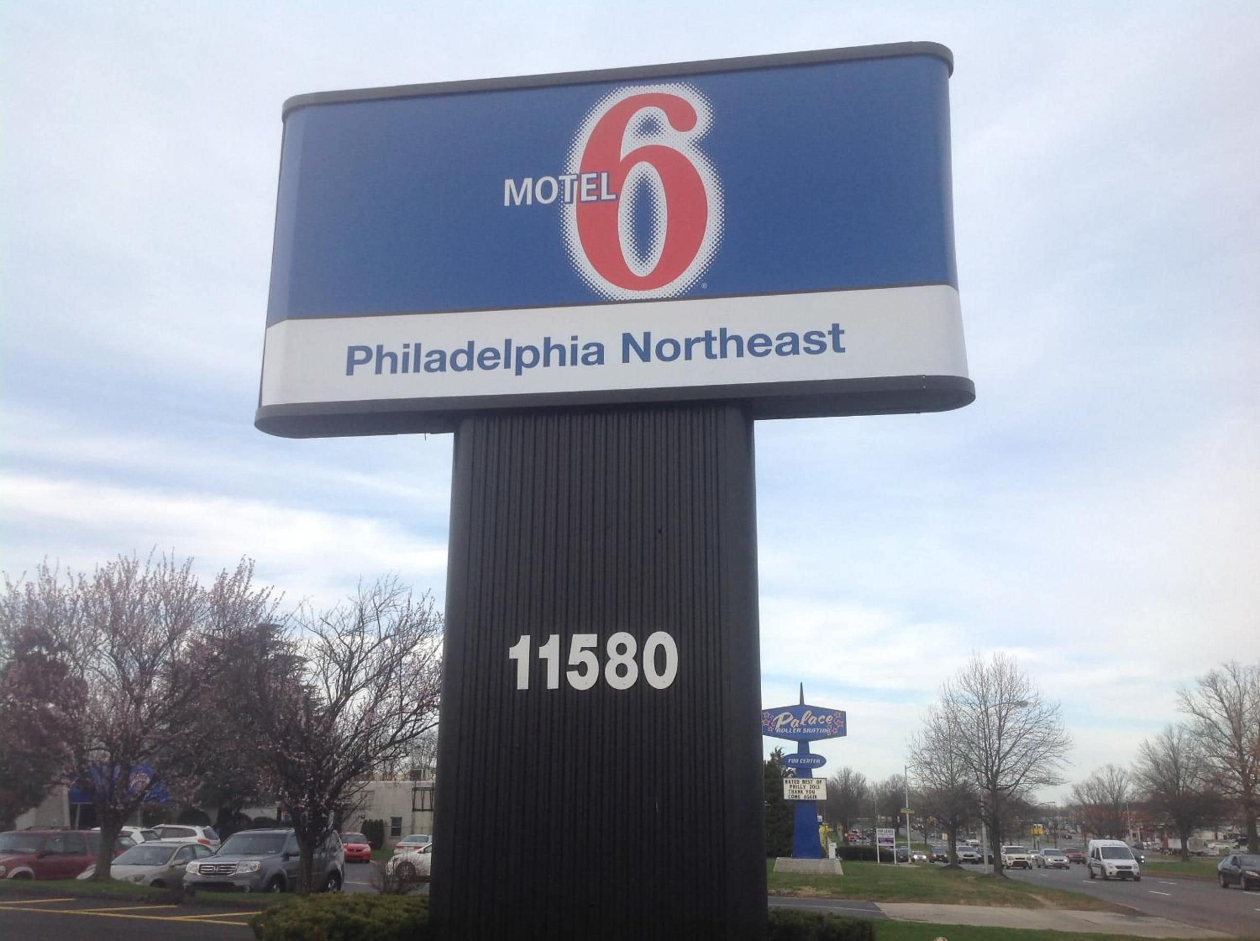 Ein Schild eines Motels mit der Nummer 11580, das den Standort angibt.