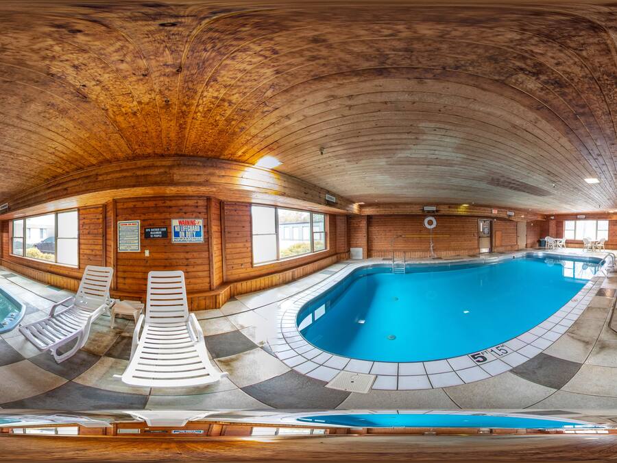 Een binnenzwembad en ligstoelen