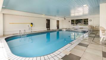 Alberca techada y camastros