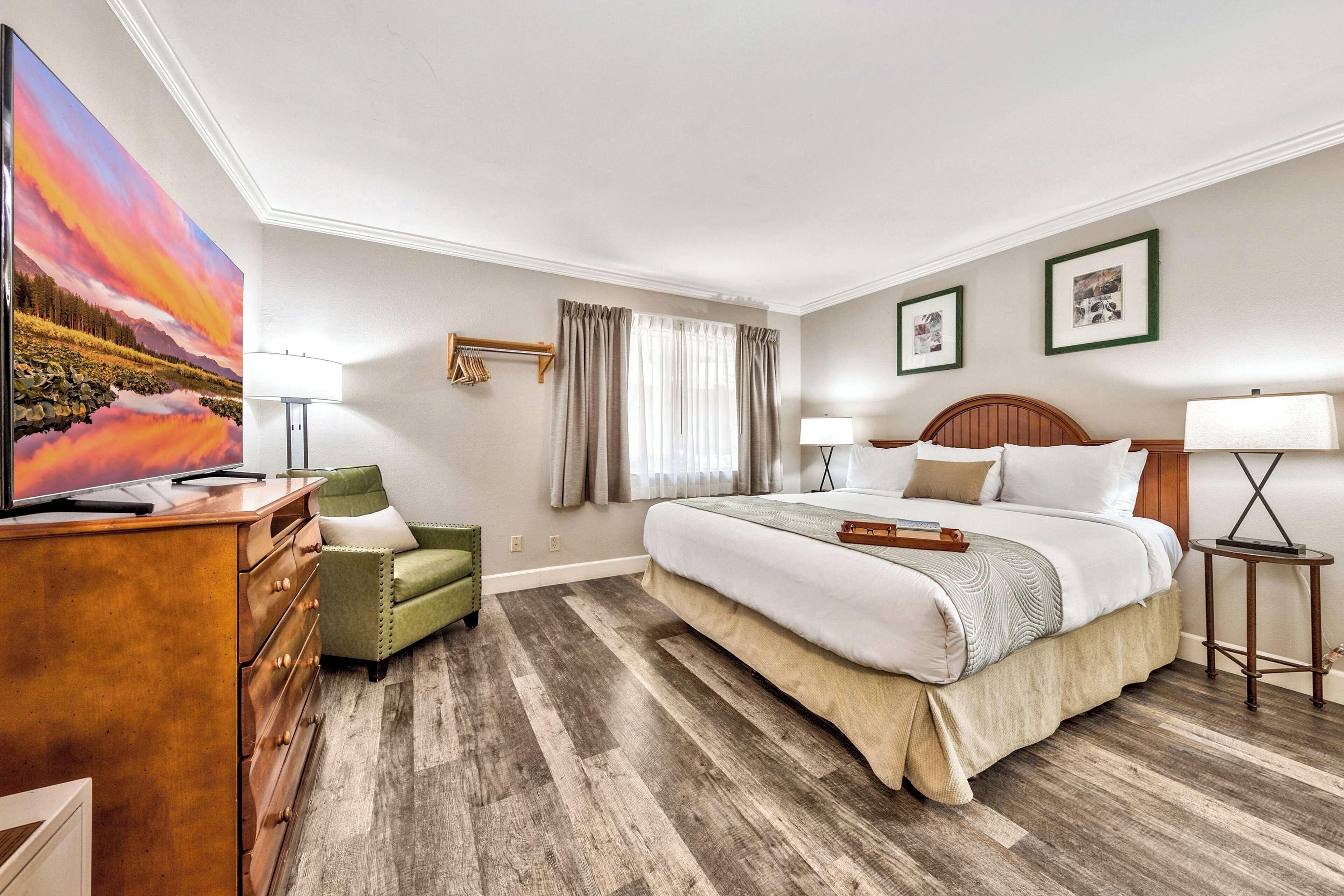 Deluxe suite, 2 slaapkamers (ADA) | Een kluis op de kamer, een bureau, een strijkplank/strijkijzer