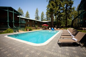 2 piscinas al aire libre, sombrillas, sillones reclinables de piscina