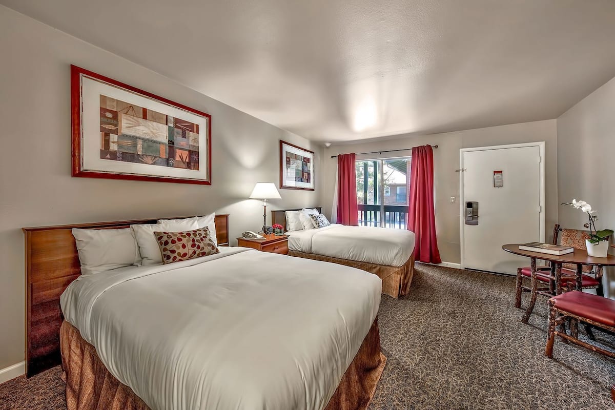 Zimmersafe, Schreibtisch, Bügeleisen/Bügelbrett, kostenlose Babybetten