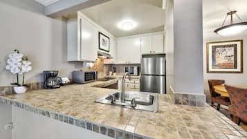 Deluxe Suite, 1 Bedroom (ADA) | Private kitchen | Microwave, coffee/tea maker