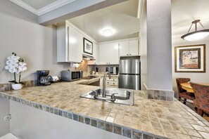 Deluxe Suite, 1 Bedroom (ADA) | Private kitchen