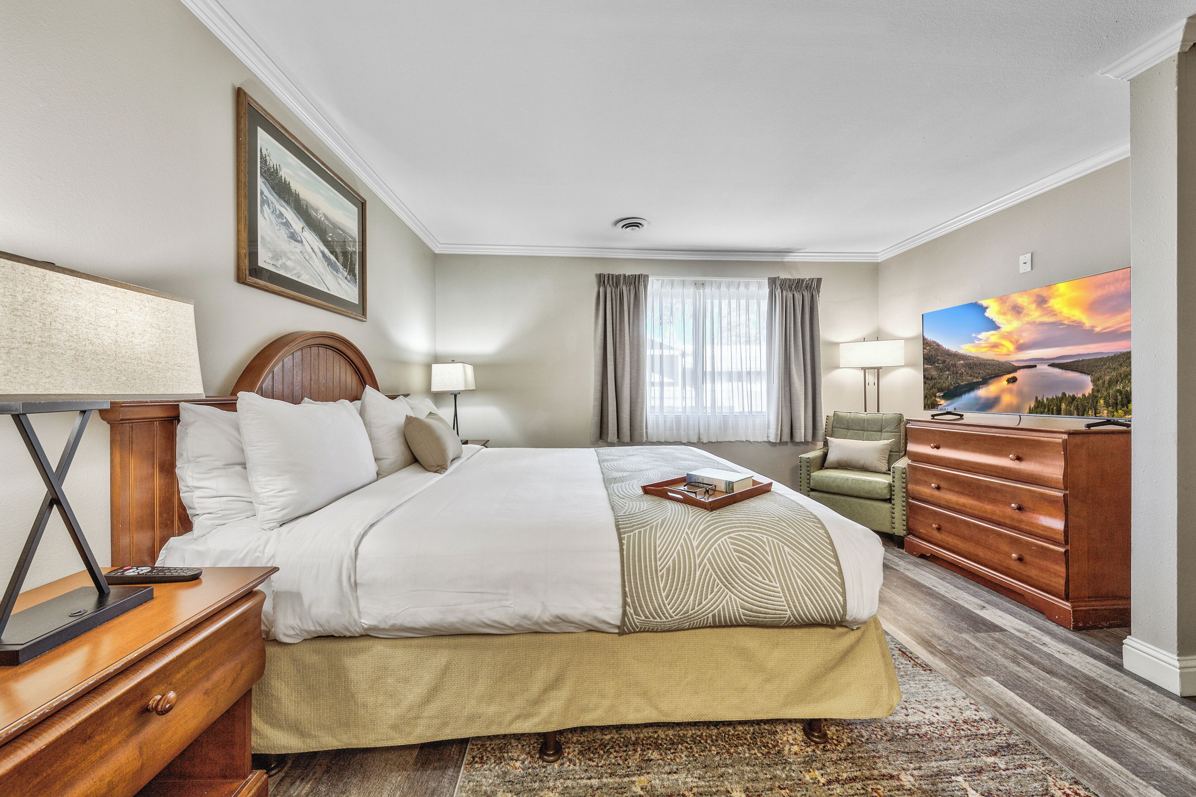 Deluxe suite, 2 slaapkamers | Een kluis op de kamer, een bureau, een strijkplank/strijkijzer