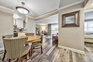 Suite Deluxe, 2 habitaciones | Área de sala de estar | Televisión de pantalla plana de 60 pulgadas con canales por cable 