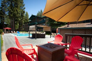 Outdoor pool, pool umbrellas, sun loungers - Forest Suites Resort at Heavenly Village (South Lake Tahoe)