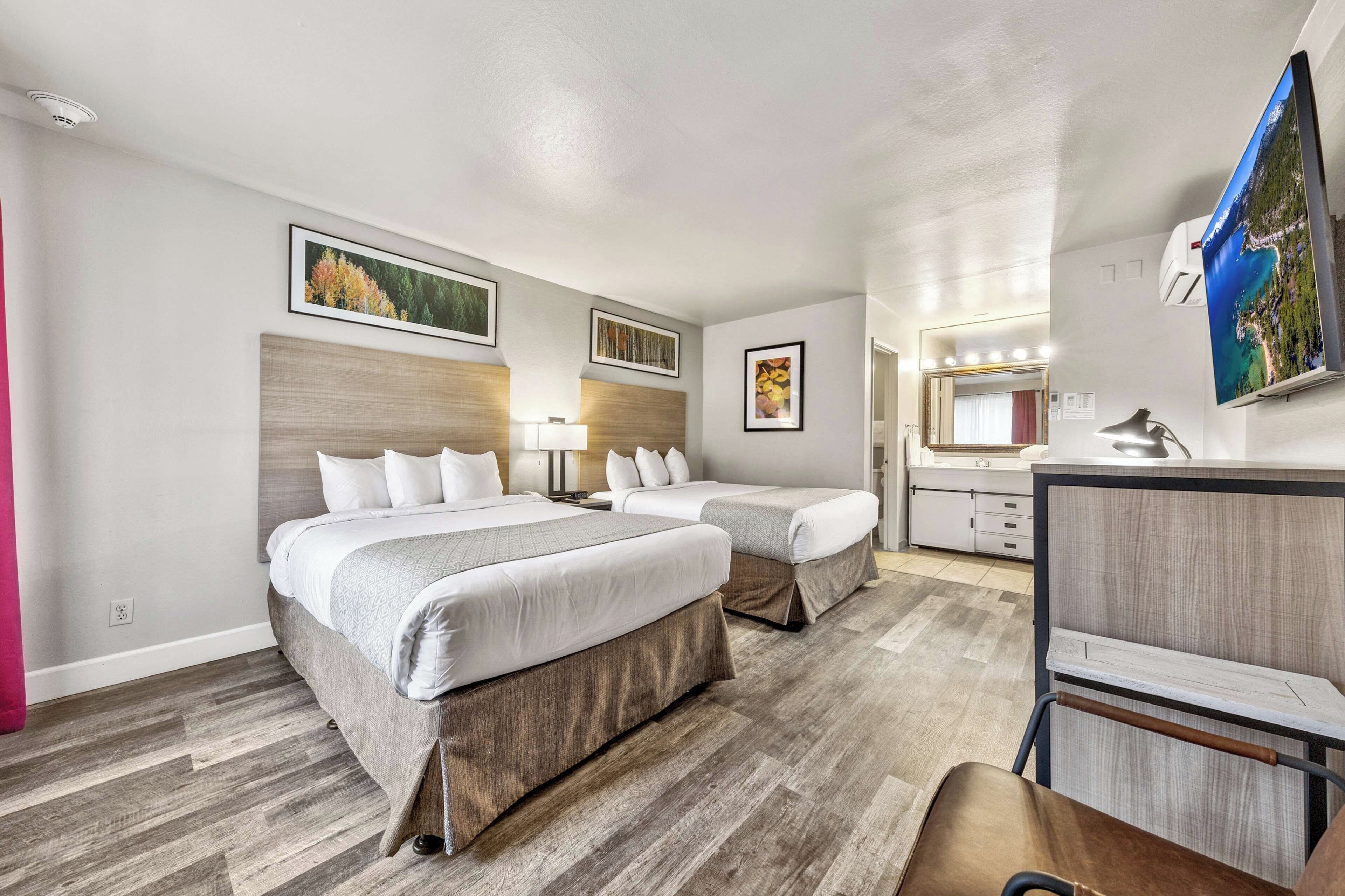Kamer, 2 tweepersoonsbedden (Hotel Room) | Een kluis op de kamer, een bureau, een strijkplank/strijkijzer