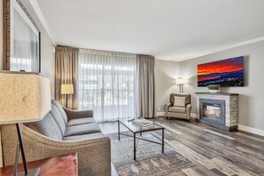 Suite – deluxe, 1 soverom, ved basseng | Oppholdsområde | En 60-tommers Flatskjerm-TV med kabel-kanaler samt TV