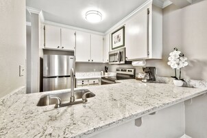 Deluxe Suite, 2 Bedrooms | Private kitchen | Microwave, coffee/tea maker