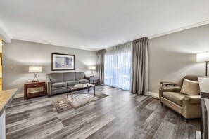 Living area - Forest Suites Resort at Heavenly Village (South Lake Tahoe)
