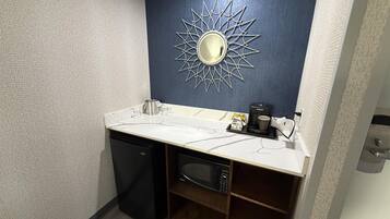 Ropa de cama hipoalergénica, caja fuerte, escritorio