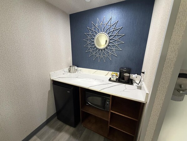 Ropa de cama hipoalergénica y caja de seguridad en la habitación 