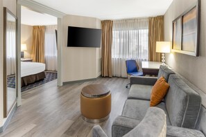 Hypo-allergenic bedding, in-room safe, desk, laptop workspace - Best Western Plus Miamisburg-Dayton Suites, Banquets & Hotel (Miamisburg)