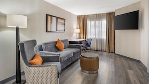 Suite, 1 Tempat Tidur King, akses difabel, bathtub (Pet Friendly;with Sofabed) | Seprai antialergi, brankas, meja kerja, dan ruang kerja ramah laptop