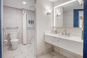 Suíte, 1 cama King, acessível, para não fumantes (with Sofabed) | Banheiro | Produtos de toalete de grife, secador de cabelo, toalhas de banho