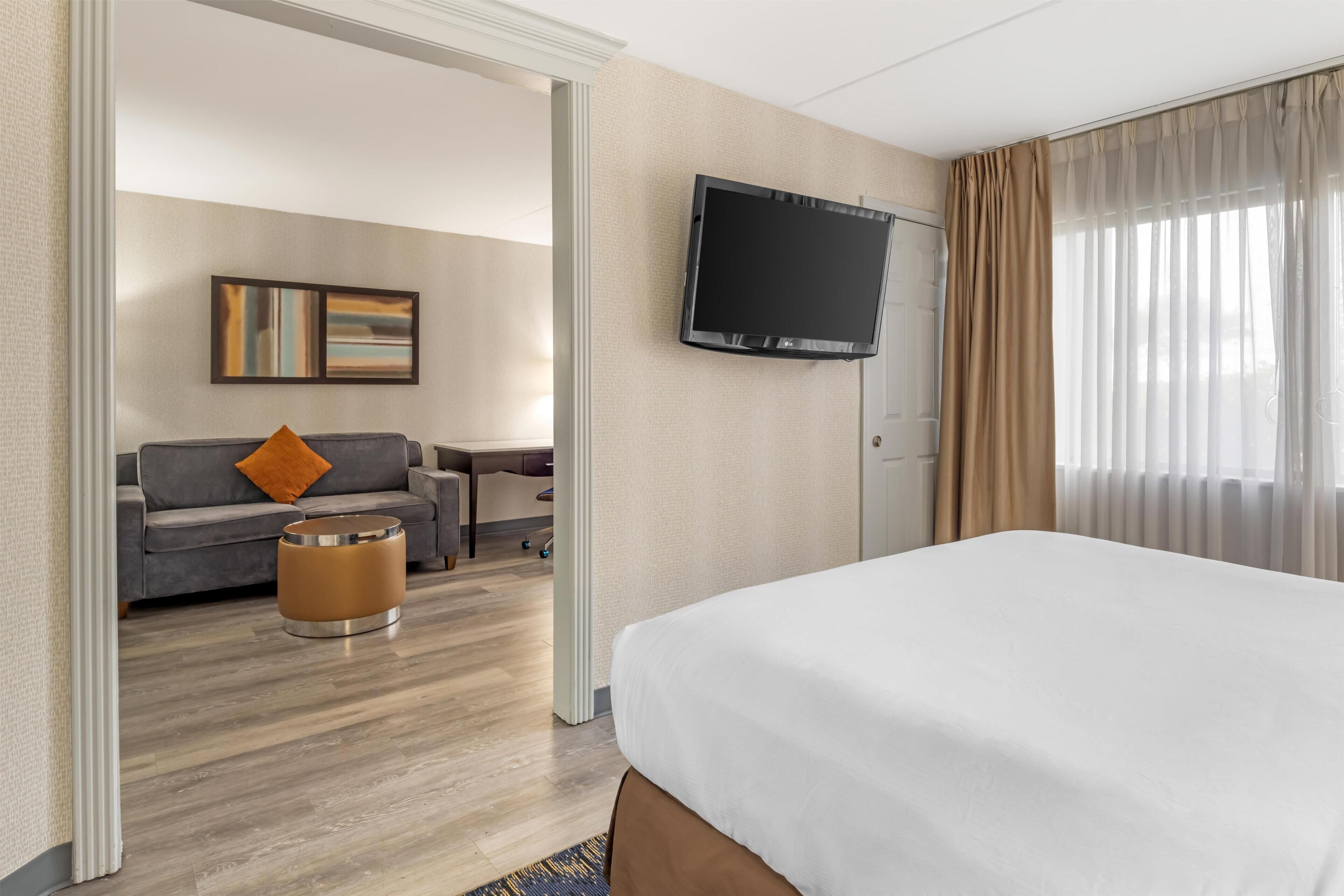 Phòng Suite, 1 giường cỡ king, phù hợp cho người khuyết tật, bồn tắm (Pet Friendly;with Sofabed) | Bộ đồ giường kháng dị ứng, két bảo mật tại phòng, bàn 