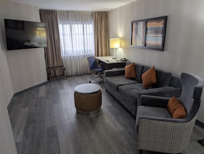 Hypo-allergenic bedding, in-room safe, desk, laptop workspace