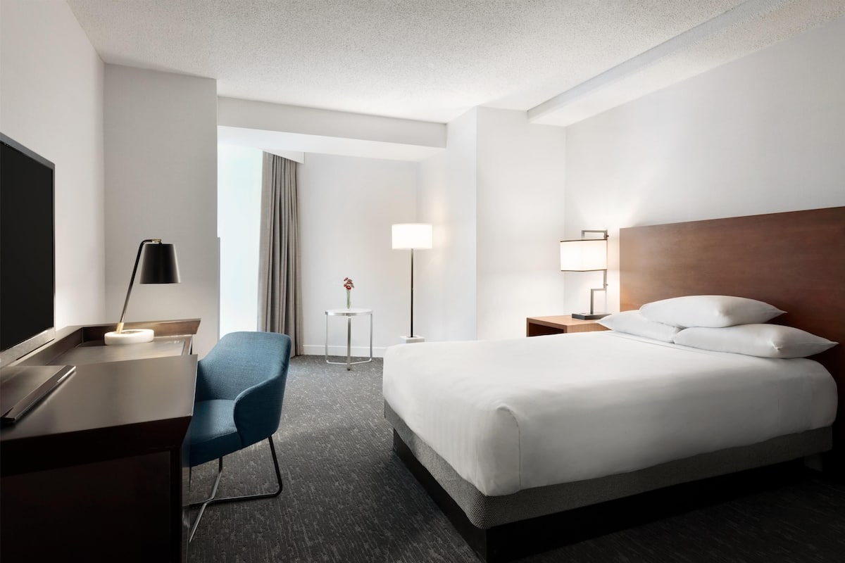 Room, 1 King Bed, Corner | 1 bedroom, premium bedding, down comforters, pillowtop beds