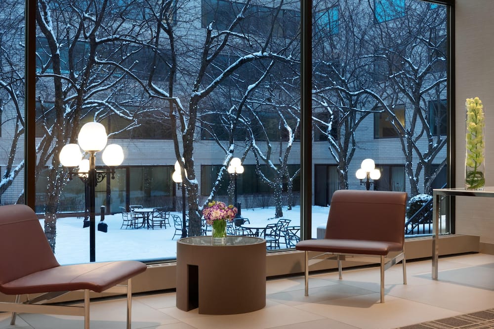 luxury hotels in Schaumburg
