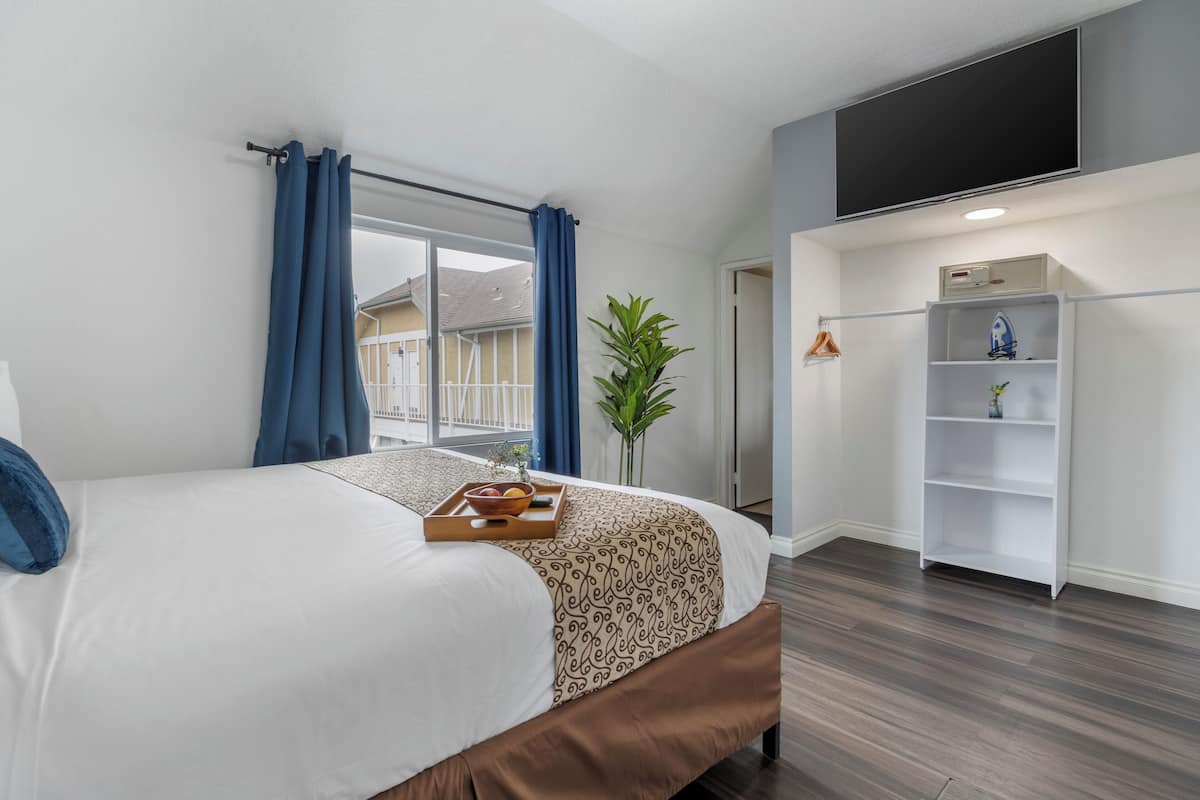 Suite ejecutiva, 1 cama King size, para no fumadores | Edredón, caja de seguridad en la habitación y muebles diferentes