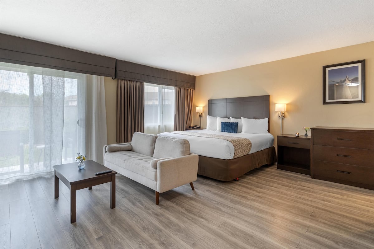 Standard Room, 1 King Bed, Non Smoking, Refrigerator & Microwave | Down duvets, in-room safe, desk, laptop workspace