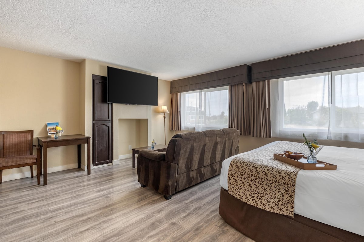 Suite, 1 King Bed, Non Smoking, Kitchenette | Down duvets, in-room safe, desk, laptop workspace