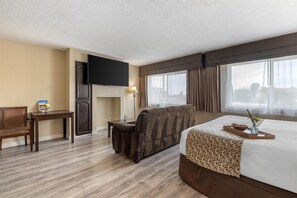 Suite, 1 King Bed, Non Smoking, Kitchenette