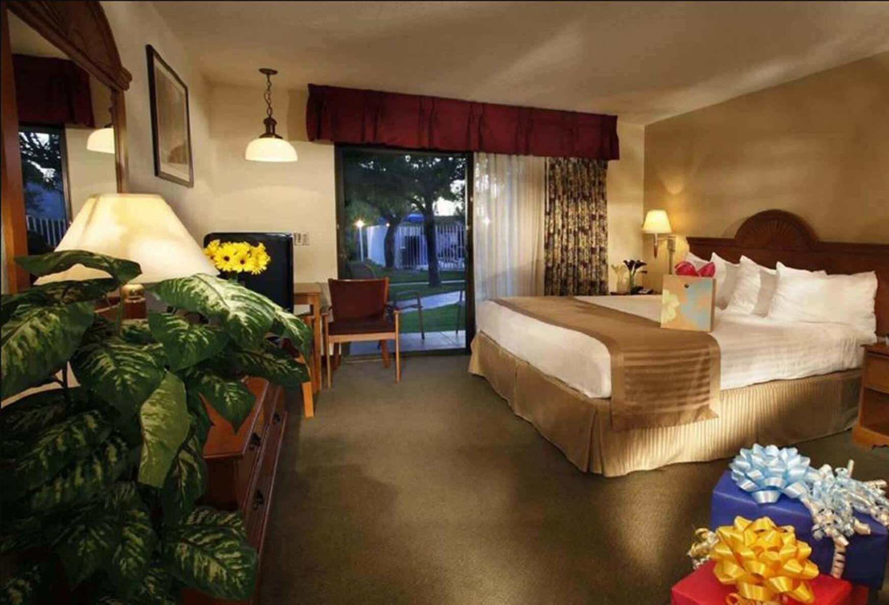 Down duvets, in-room safe, individually furnished, desk
