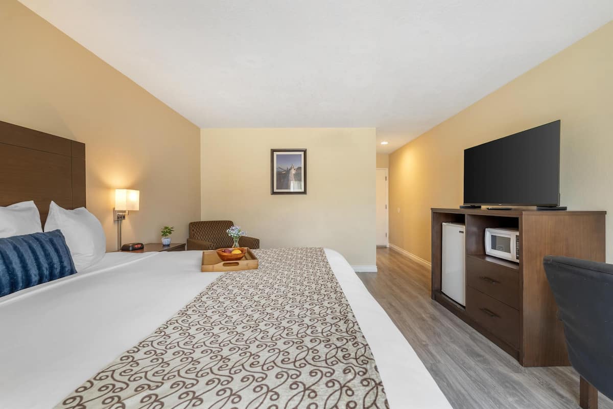 Down duvets, in-room safe, individually furnished, desk
