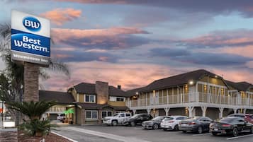 A Best Western Inn with a parking lot and multiple cars.
