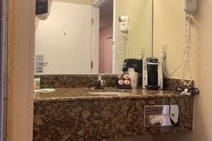 Combined shower/tub, free toiletries, hair dryer, towels
