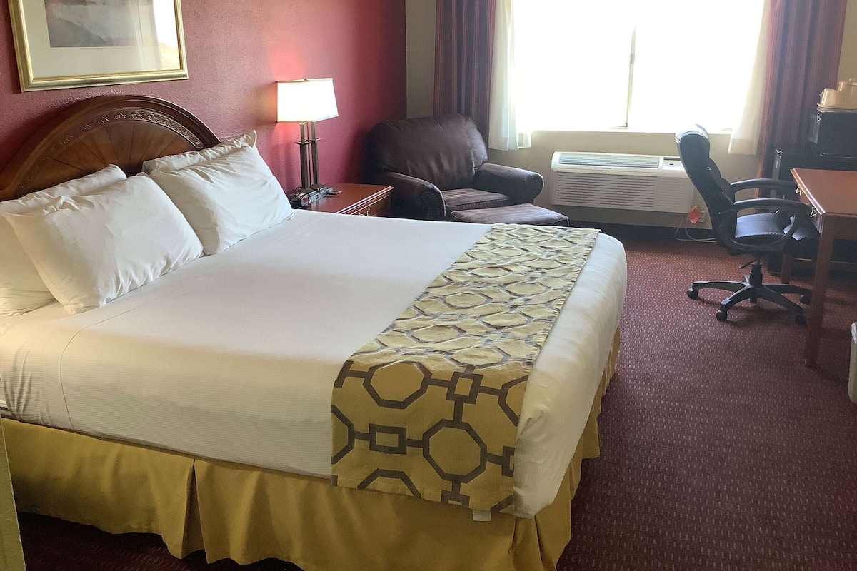 Iron/ironing board, free WiFi, bed sheets