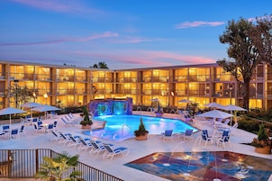 สระว่ายน้ำกลางแจ้ง เปิด 10:00 น. ถึง 22:00 น., ร่มริมสระว่ายน้ำ