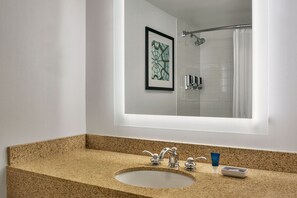 Tina con regadera, amenidades de baño gratuitas, secadora de cabello 